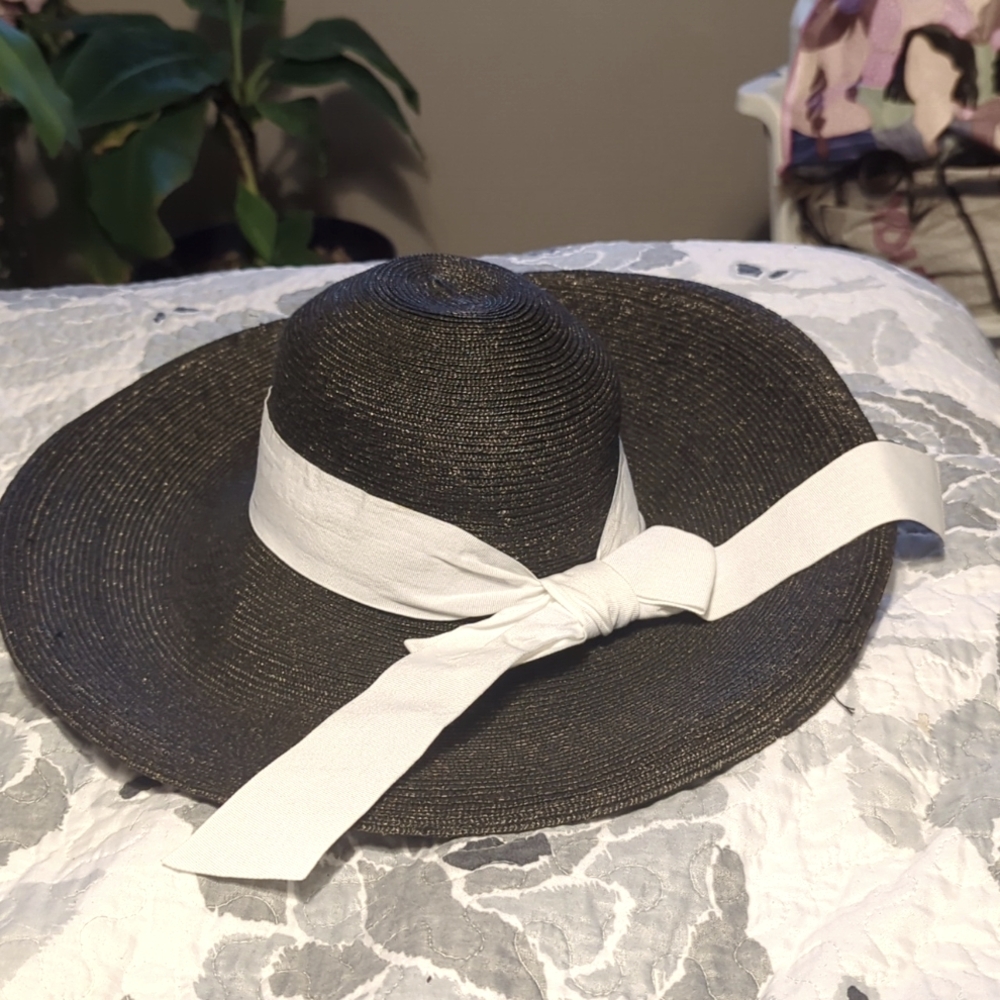 Beautiful hat with bow BCBG